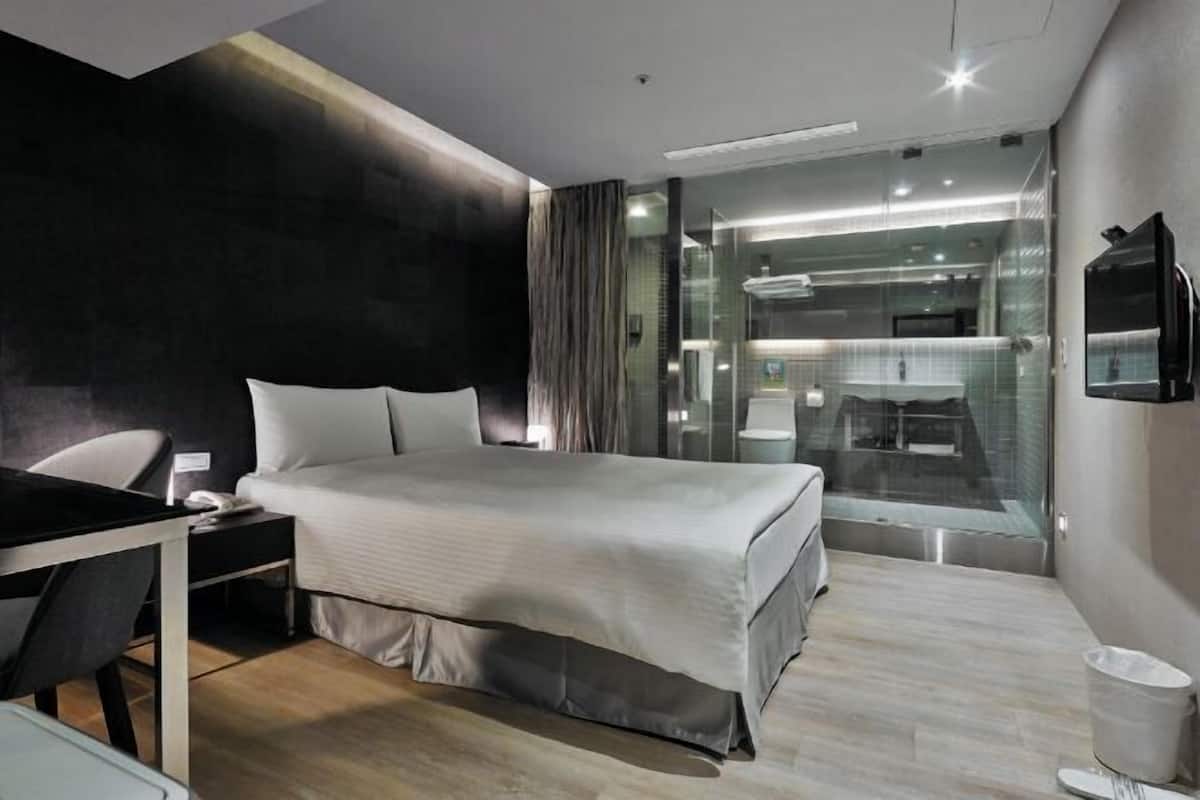 1 bedroom, premium bedding, down duvets, desk