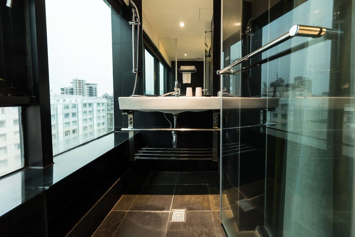Superior Double Room, 1 King Bed | Bathroom