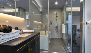 Shower, rainfall showerhead, free toiletries, hair dryer - MY HOTEL (Taipei)