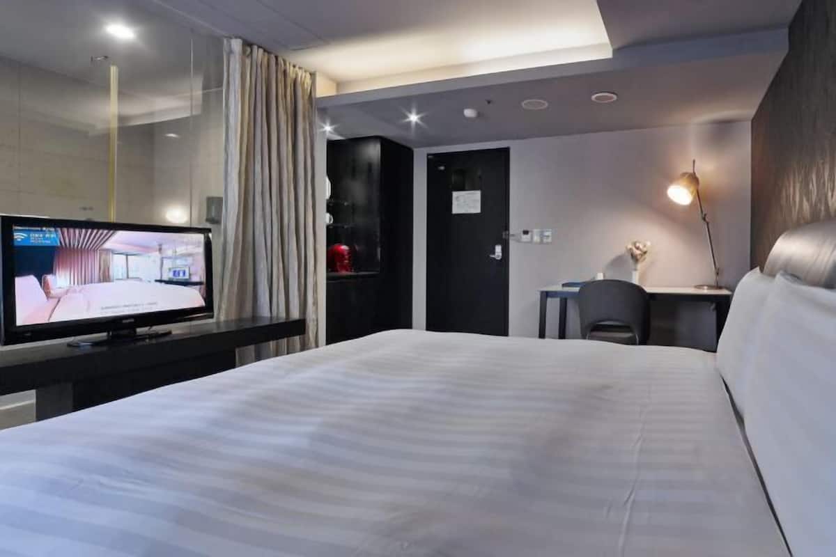 1 bedroom, premium bedding, down duvets, desk