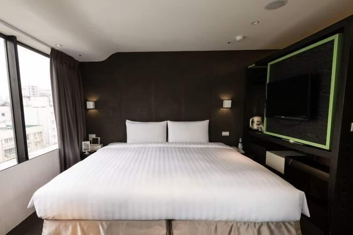 1 bedroom, premium bedding, down comforters, desk