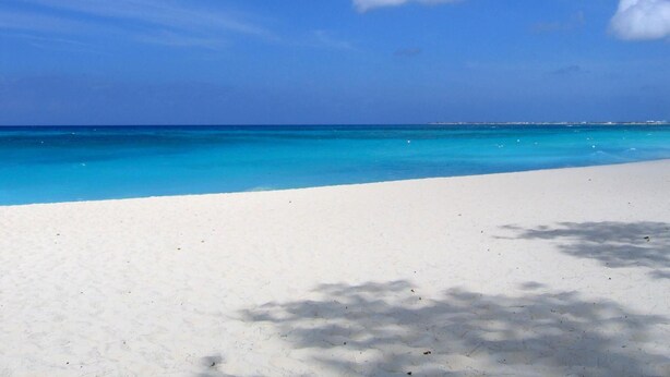 A beach with clear turquoise water and a white sandy shore. - Bed & Breakfast Aria di Mare (Gallipoli)