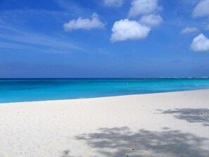   ใกล้ชายหาด, ทรายสีขาว, เก้าอี้อาบแดด