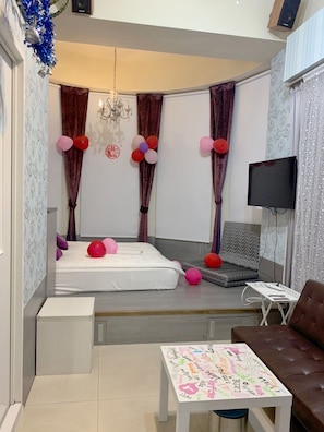 Down comforters, individually decorated, individually furnished, desk - Rhine Castle Hotel (Taichung)
