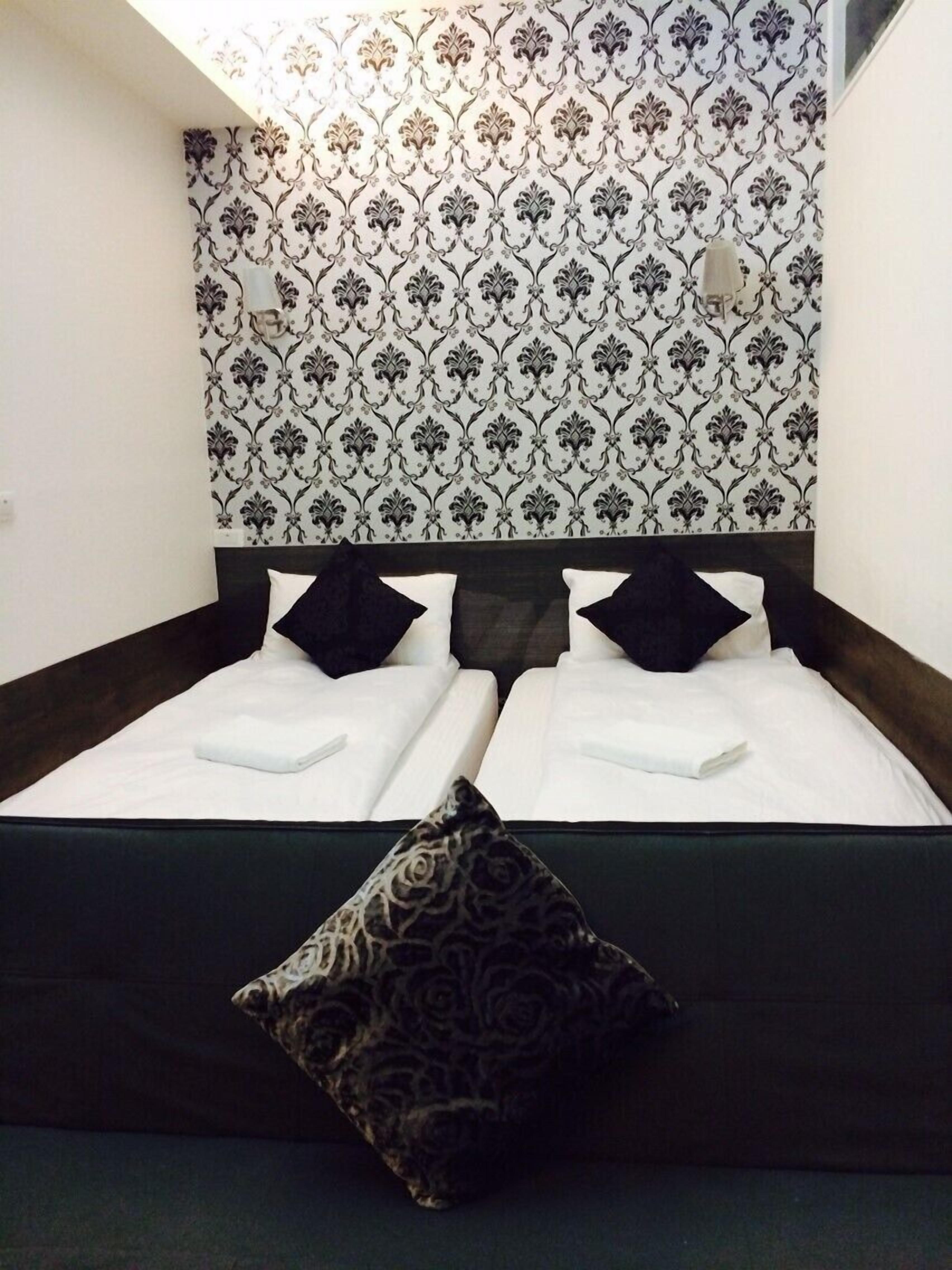 deluxe room | 1 bedroom, down duvets, individually decorated, individually furnished