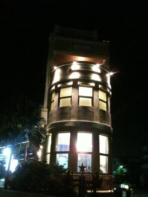 Un edificio alto y cilíndrico con varias ventanas y un accesorio de iluminación central.