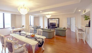 Menteri Suite | Egyptian cotton sheets, premium bedding, down comforters - Garden Palace Hotel Surabaya (Surabaya)