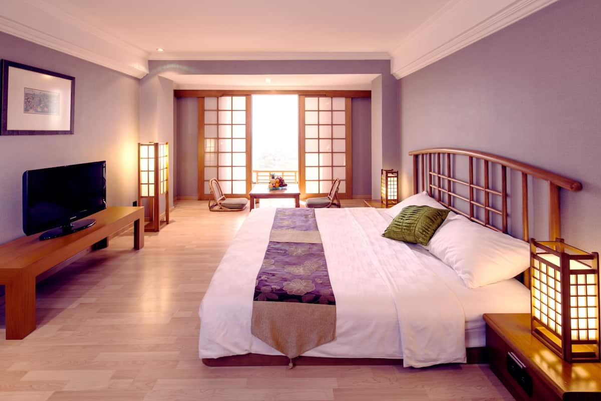 1 bedroom, Egyptian cotton sheets, premium bedding, down duvets