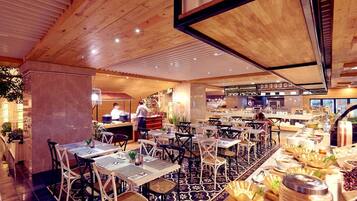 3 restaurantes; se sirven desayunos, comidas y cenas