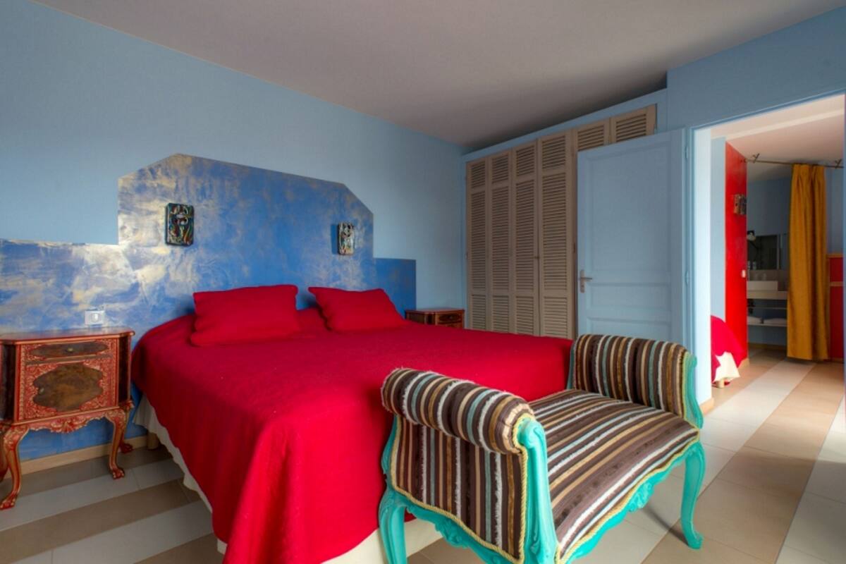 Suite Demeure 35 m² Terrasse & Entree Privees | Een minibar, een kluis op de kamer, individueel gedecoreerd