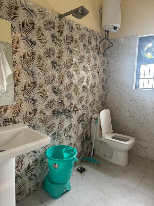 A bathroom with a shower, toilet, and sink. - Hotel Moon Light Bhimtal (Nainital)