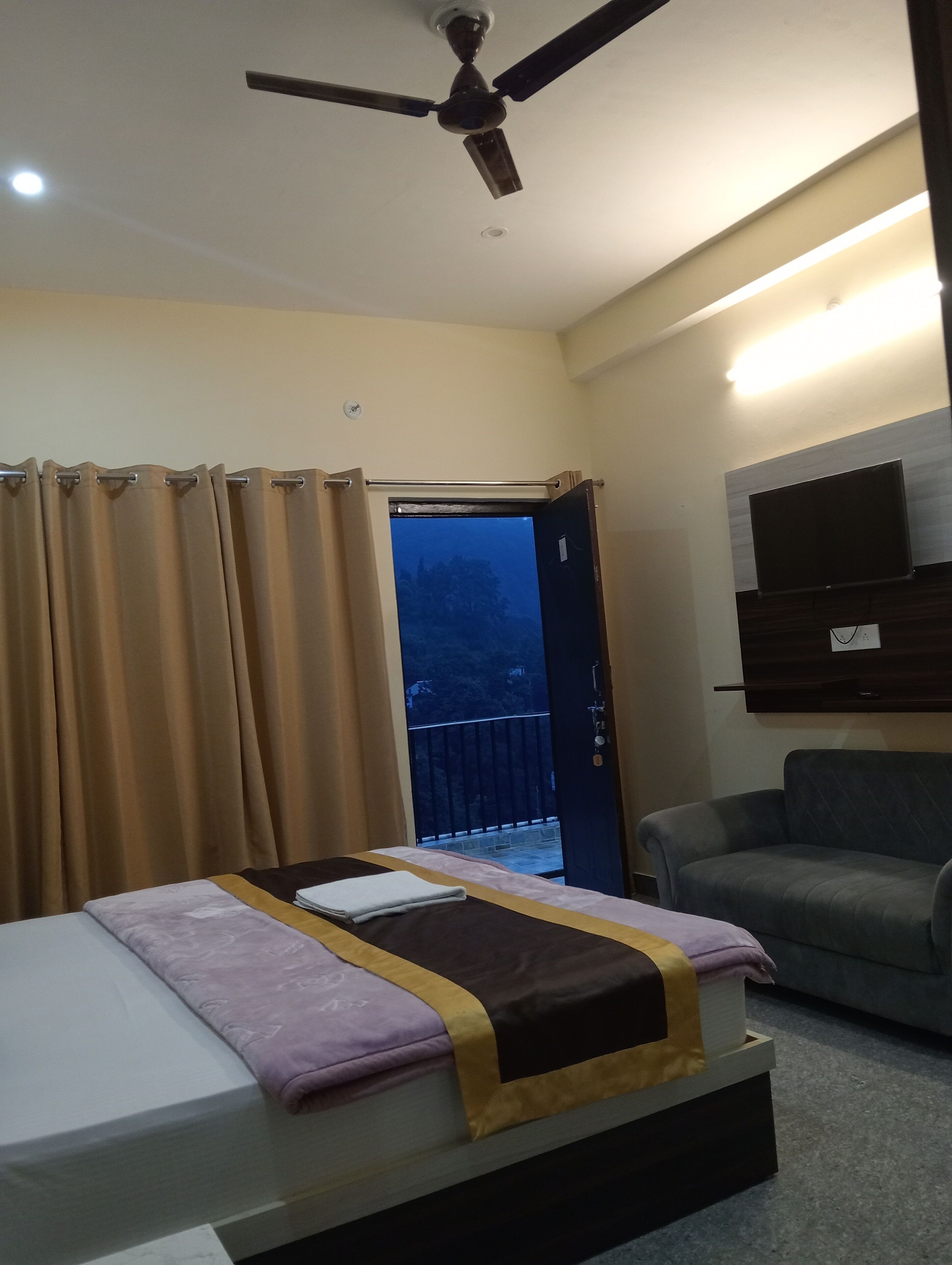 2 bedrooms, premium bedding, minibar, in-room safe