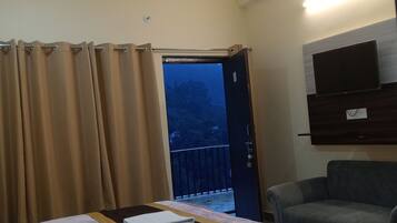 2 bedrooms, premium bedding, minibar, in-room safe