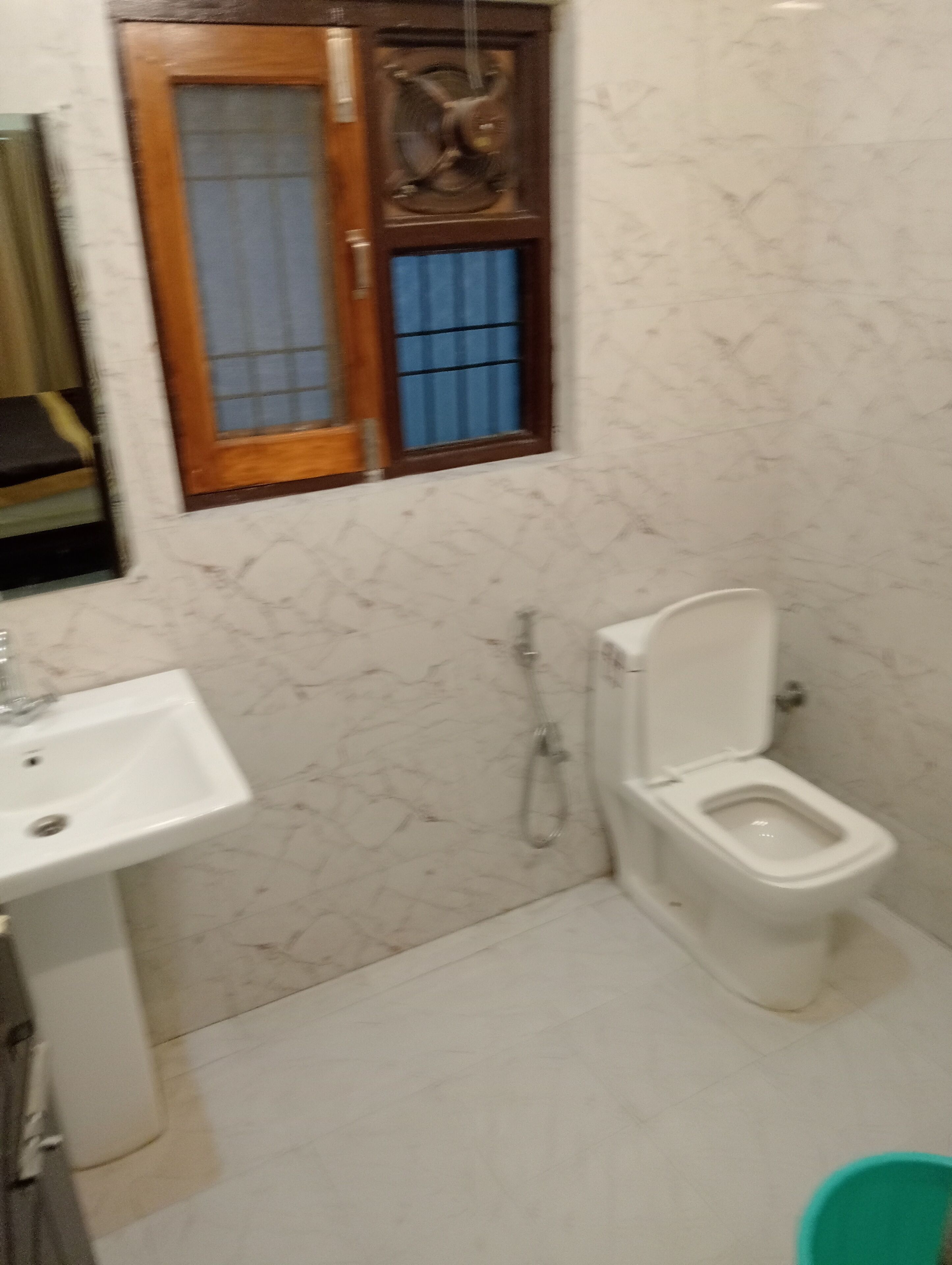 Baño con lavabo, inodoro y ducha.