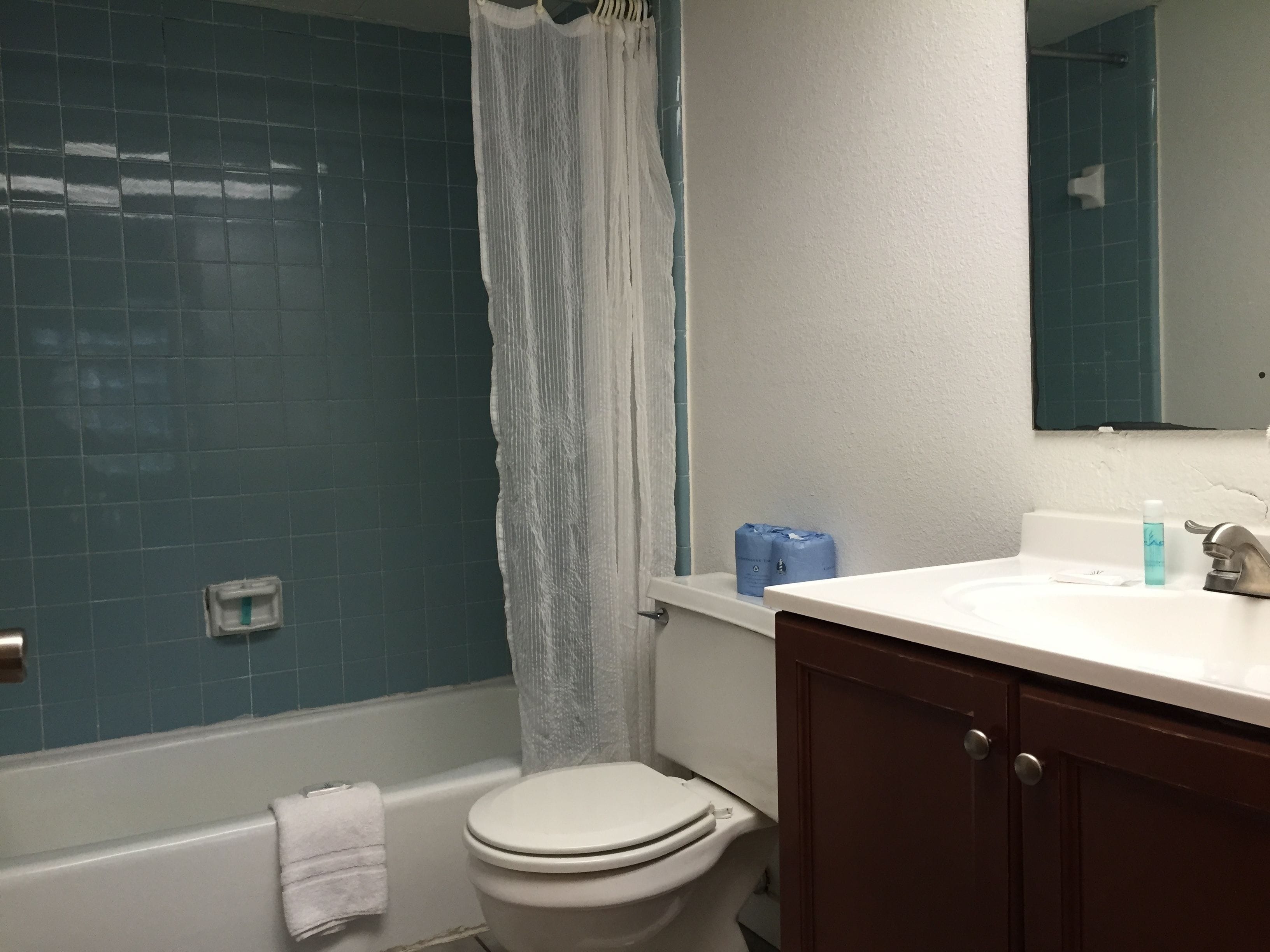 Une salle de bain avec une baignoire, des toilettes et un lavabo.
