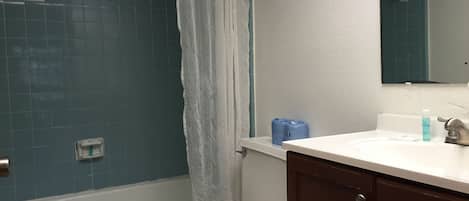 Un baño con bañera, inodoro y lavabo.