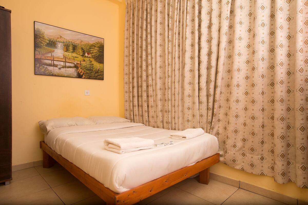 In-room safe, bed sheets