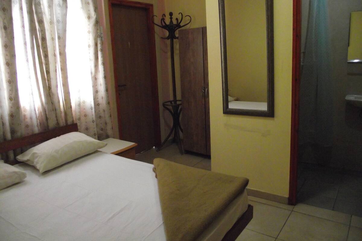 In-room safe, bed sheets