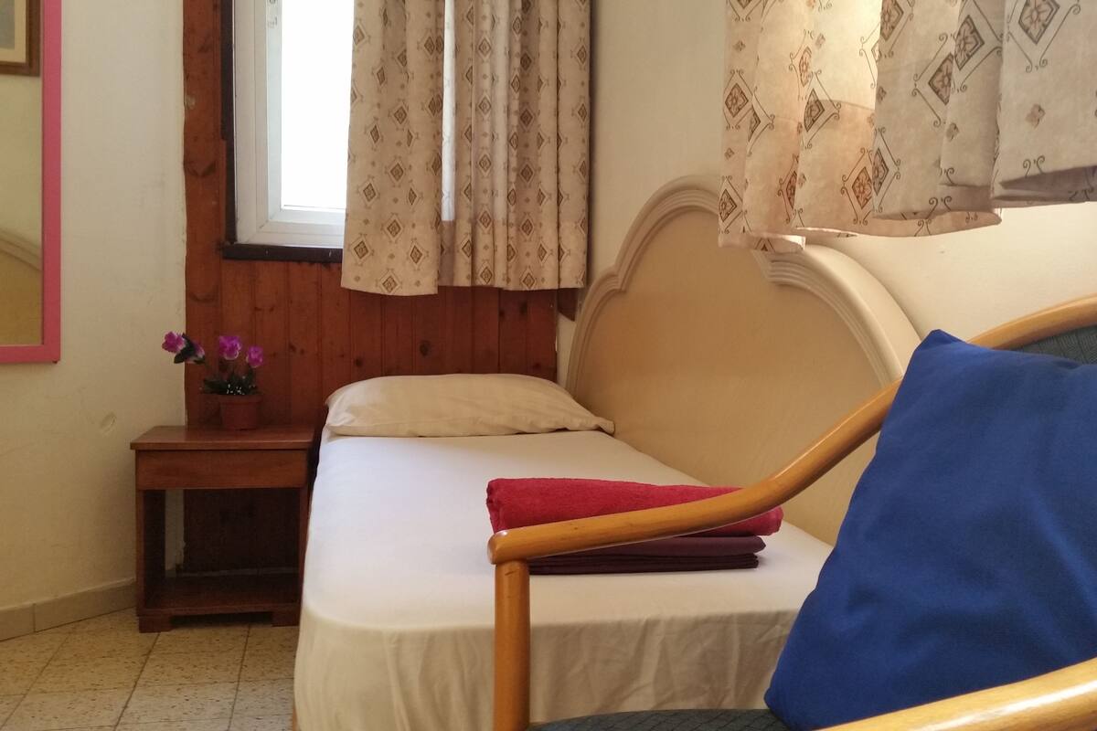 Single Room, Shared Bathroom