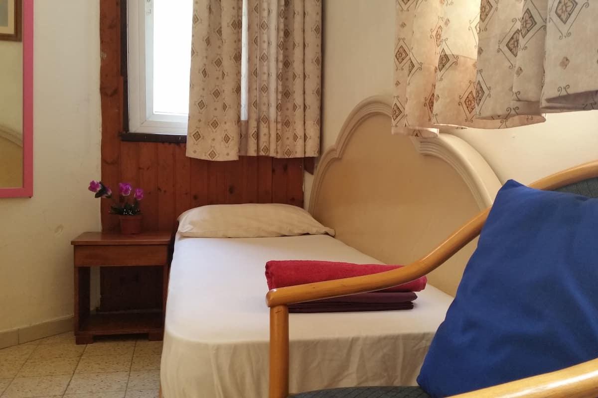 Single Room, Shared Bathroom | In-room safe, bed sheets