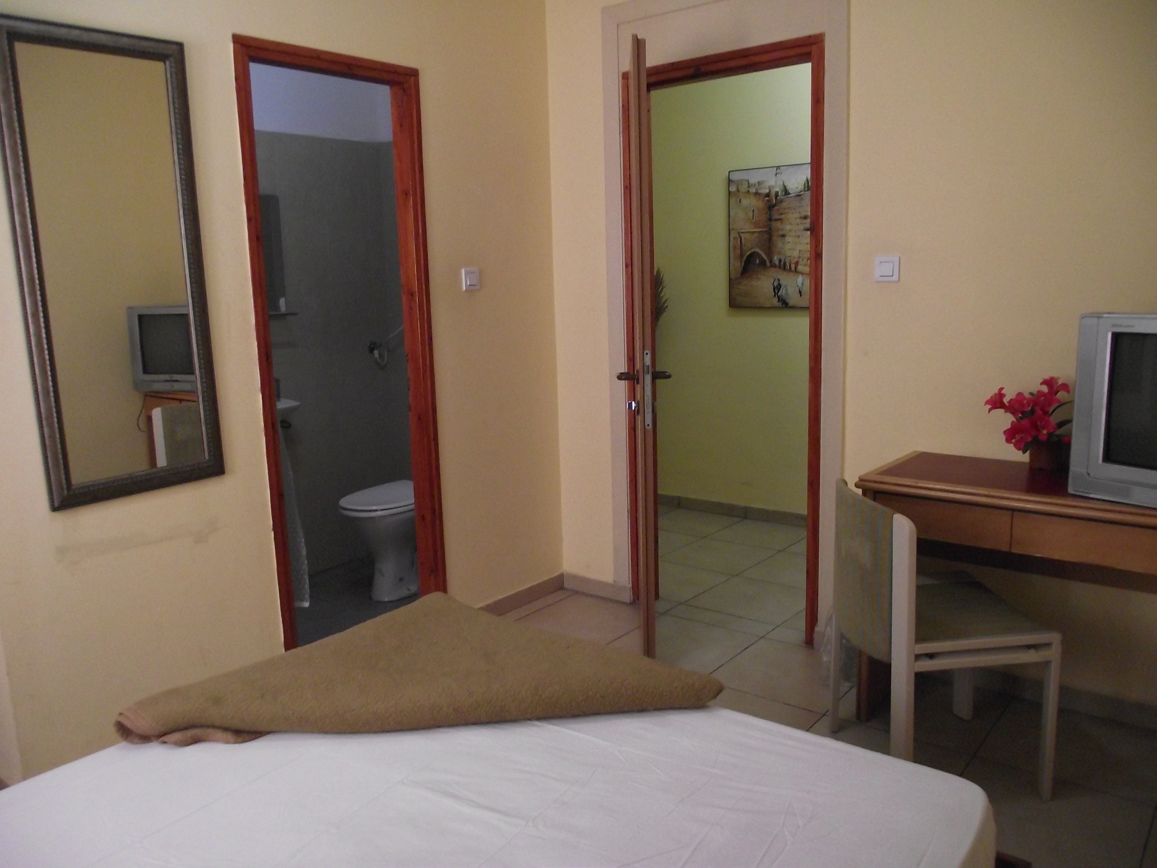 In-room safe, bed sheets