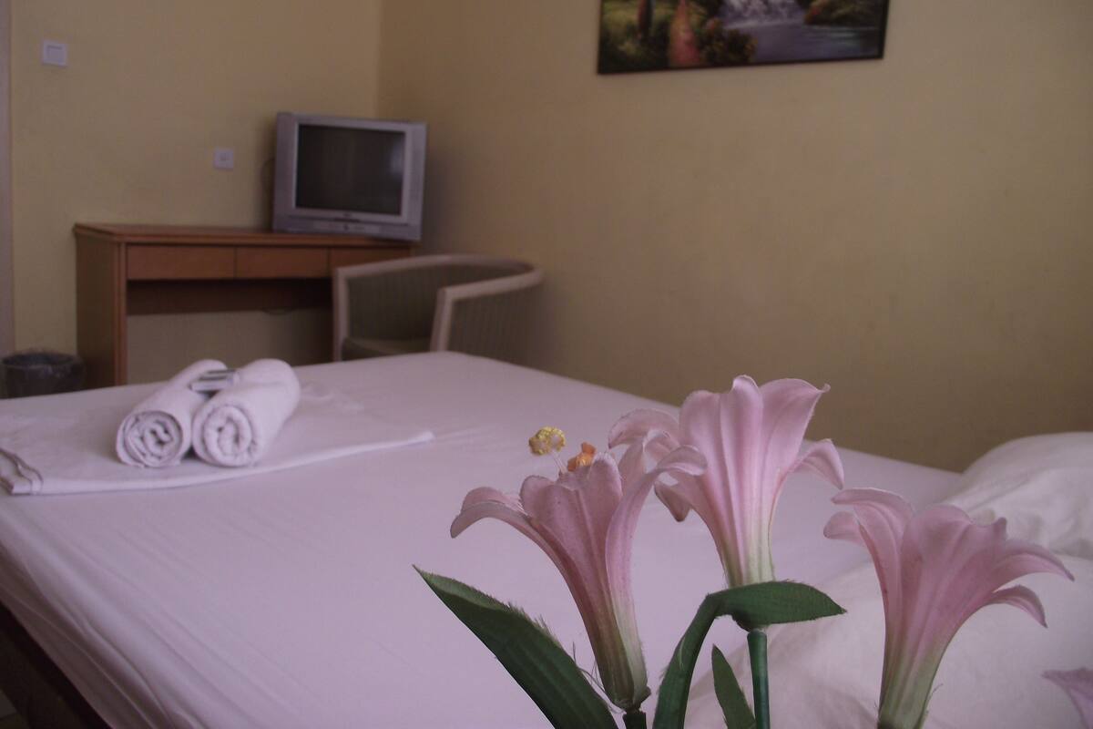 In-room safe, bed sheets