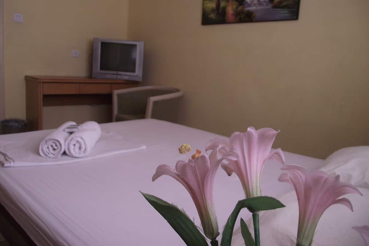 In-room safe, bed sheets