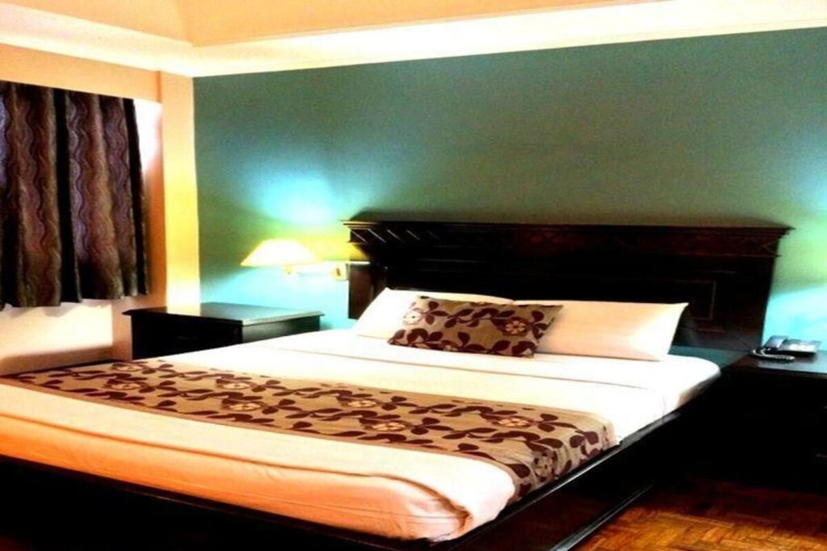 In-room safe, rollaway beds (surcharge), WiFi (free)