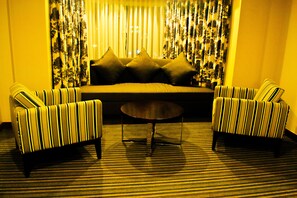 Business Room (Deluxe) | Living area