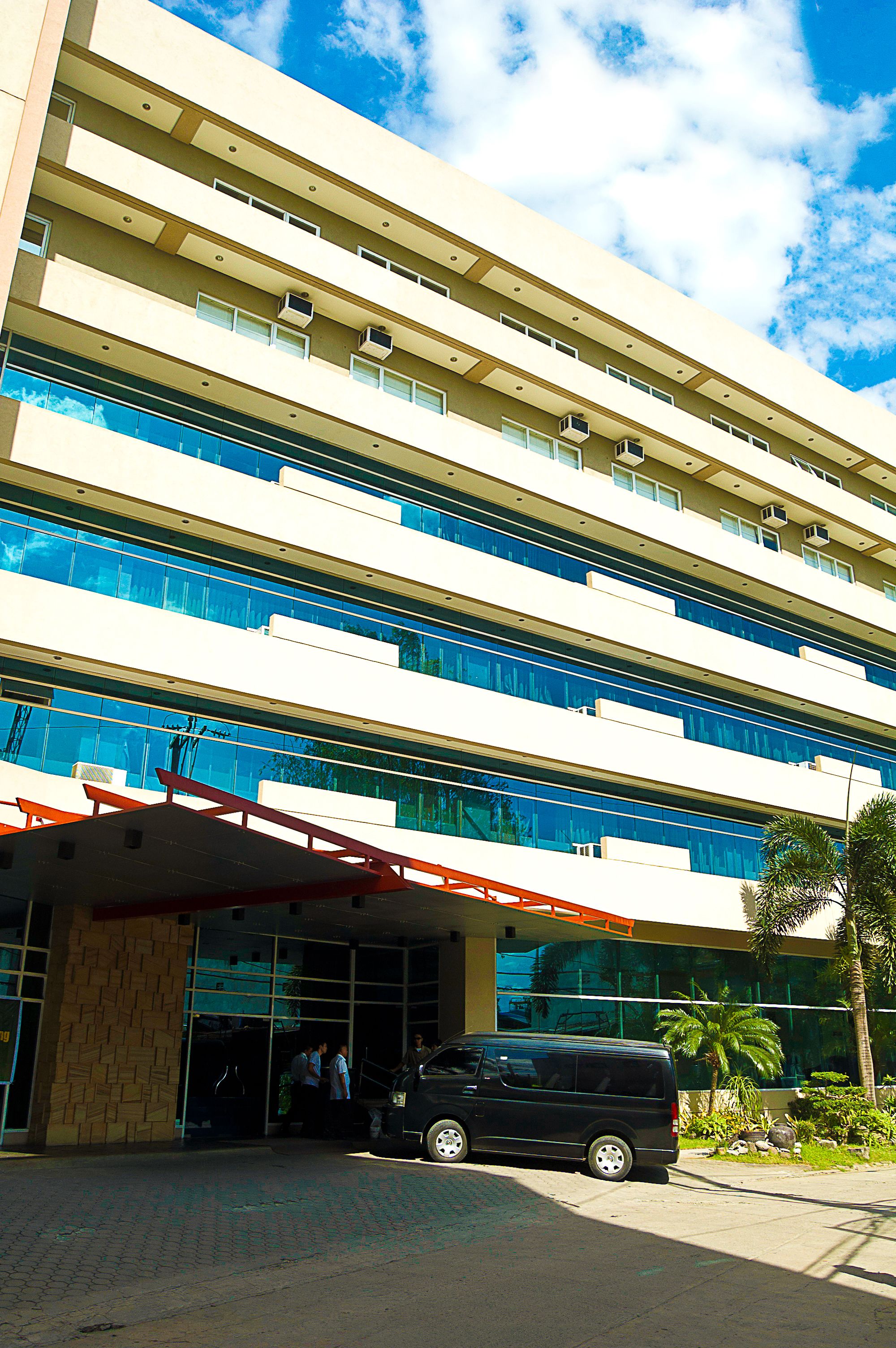 Vista frontal de la propiedad