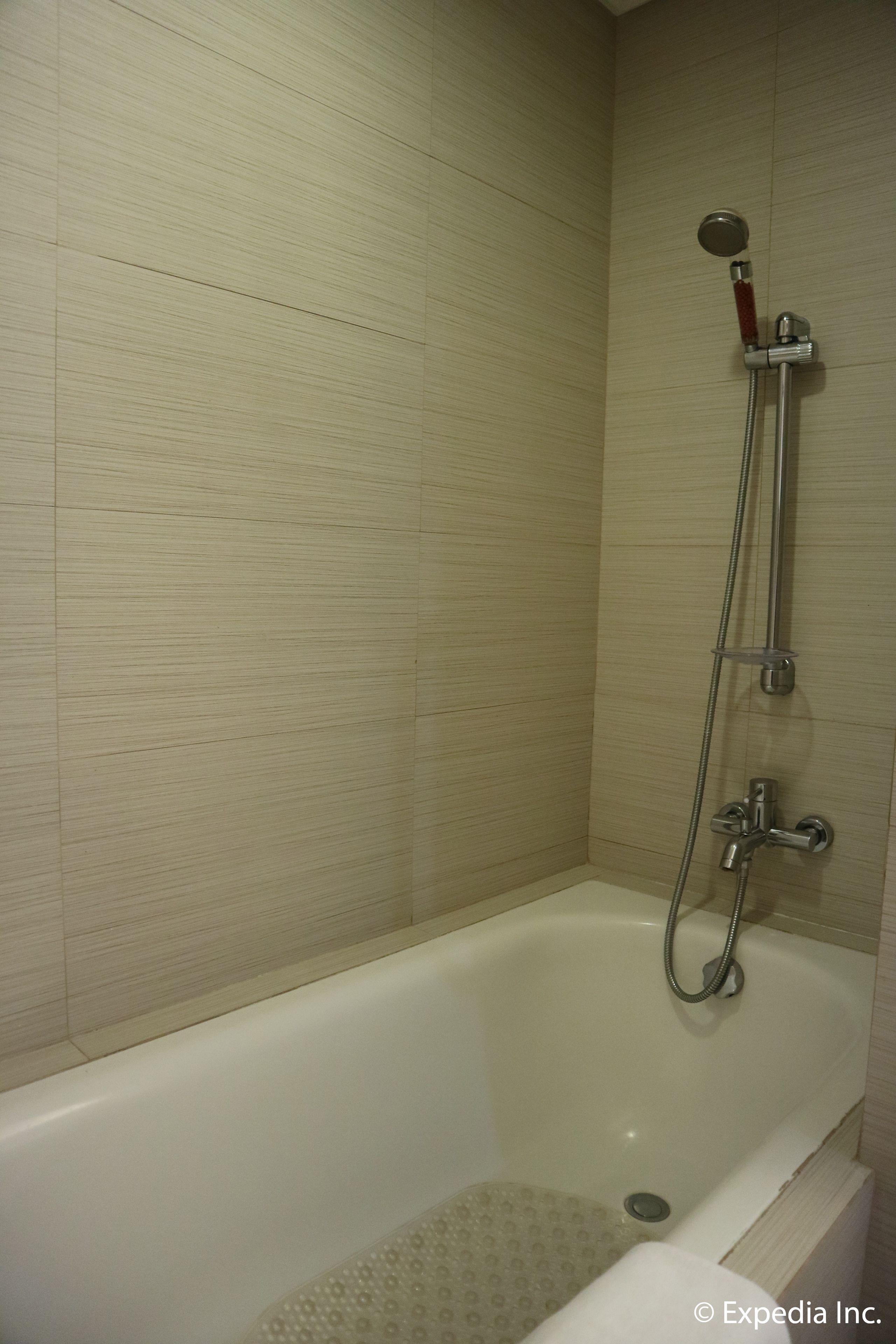 Ein Badezimmer mit Badewanne, Dusche und Toilette.
