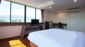 Minibar, caja de seguridad en la habitación y escritorio 