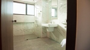 Kostenlose Toilettenartikel, Haartrockner, Bademäntel, Bidet