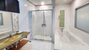 Perlengkapan mandi gratis, pengering rambut, jubah mandi, dan kloset