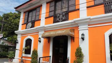 Vista frontal de la propiedad