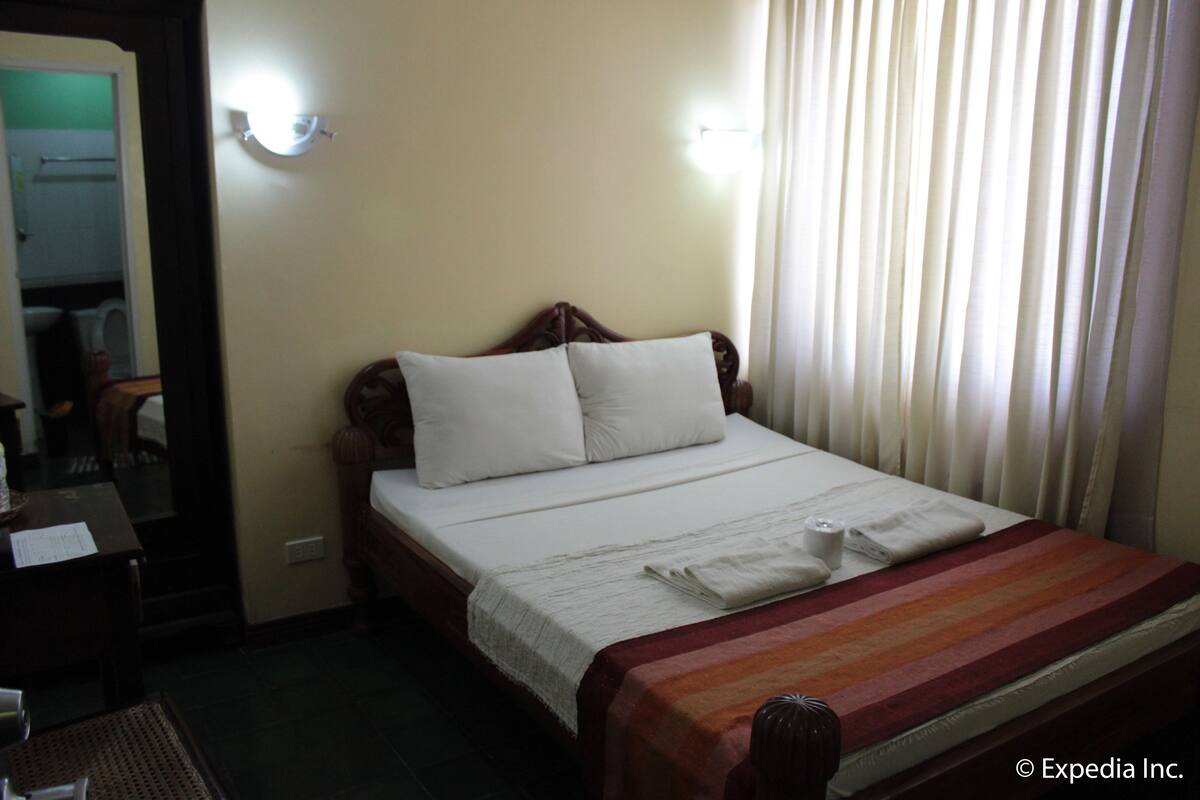 Standard Room, 1 Queen Bed