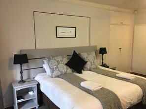 Deluxe-Doppelzimmer, 1 Schlafzimmer, eigenes Bad | Hochwertige Bettwaren, Zimmersafe, Schreibtisch, Bügeleisen/Bügelbrett