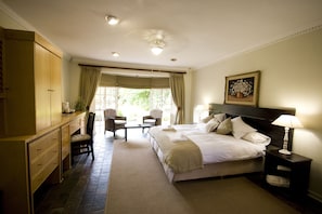 Standard King Room | Premium bedding, in-room safe, desk, iron/ironing board - Amoris Guest House - Lynnwood (Pretoria)