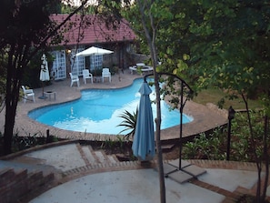 Outdoor pool, pool umbrellas, sun loungers - Amoris Guest House - Lynnwood (Pretoria)