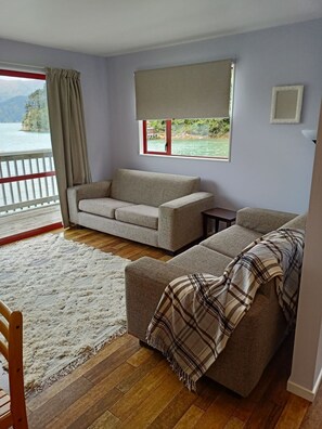 デラックス スイート キングベッド 1 台 ベイビュー ビーチフロント | リビング エリア