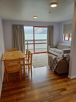 华丽套房, 1 张特大床, 海湾景观, 海滨 | 起居区