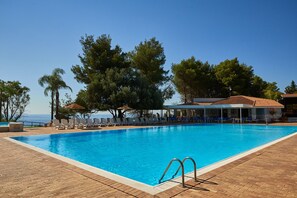 2 من حمّامات السباحة الخارجية، مظلات على حمّام السباحة، مقاعد للتشمس