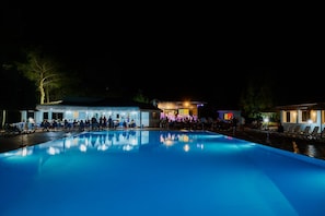 2 outdoor pools, open 10:00 AM to 7:00 PM, pool umbrellas, sun loungers - Villaggio L'Oasi (Isola di Capo Rizzuto)