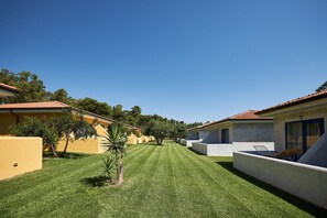 ตู้นิรภัยในห้องพัก, โต๊ะทำงาน, เปล/เตียงเด็กอ่อน, ผ้าปูที่นอน