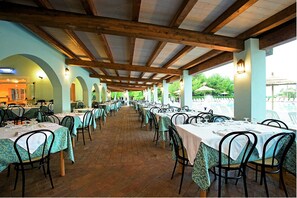 Breakfast, lunch and dinner served - Villaggio L'Oasi (Isola di Capo Rizzuto)