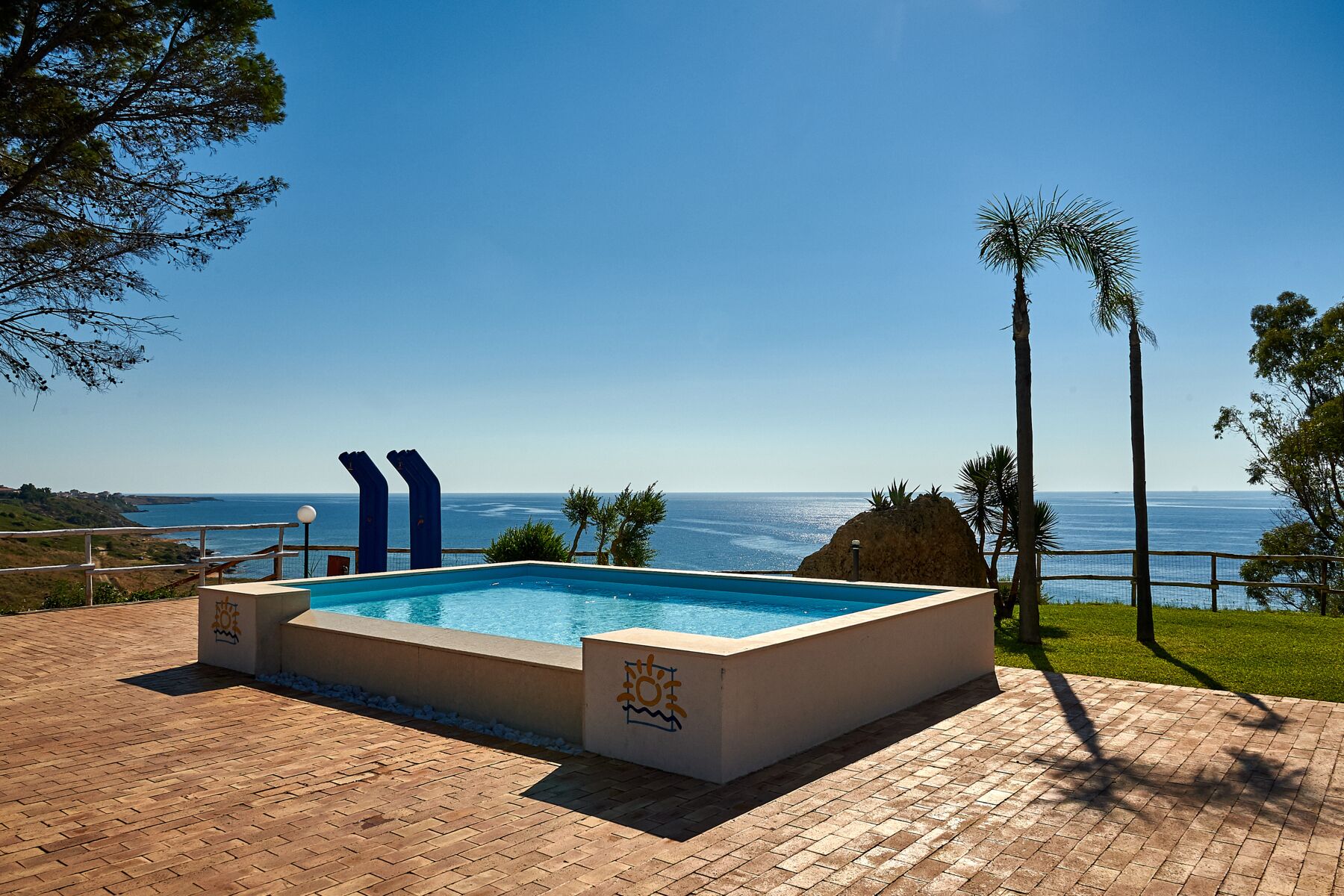 2 albercas al aire libre, sombrillas en la alberca y camastros 