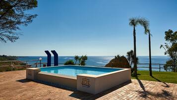 2 piscine all'aperto, ombrelloni da piscina, lettini