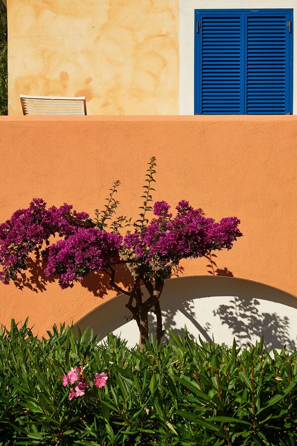 2 bedrooms, in-room safe, desk, cots/infant beds