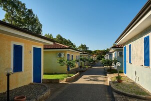 Cofres nos quartos, escrivaninha, berços (sobretaxa), roupa de cama