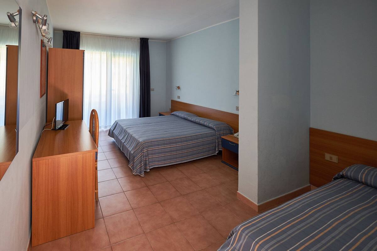 In-room safe, desk, cribs (surcharge), bed sheets